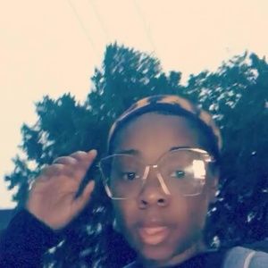 Meet your Posher, Nia